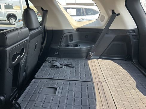 Used 2024 Honda Pilot Touring image 11