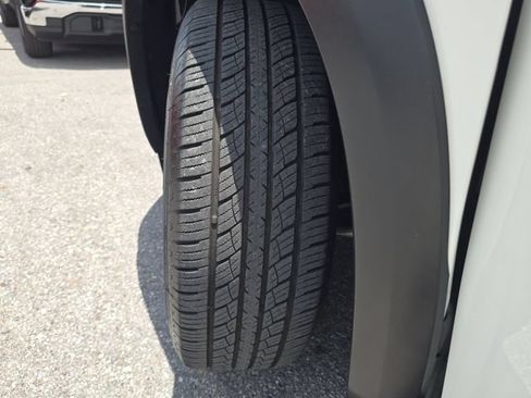 Used 2025 Nissan Pathfinder SV FWD image 32