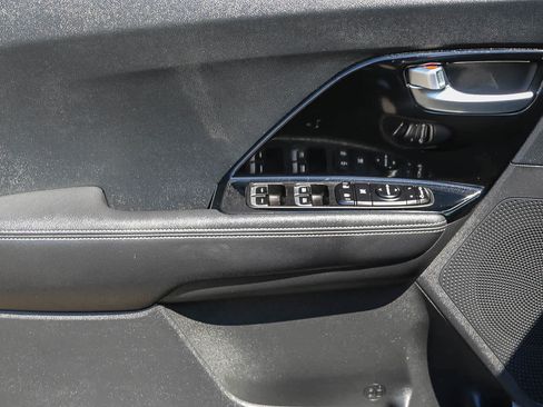 Used 2022 Kia Niro EX image 19