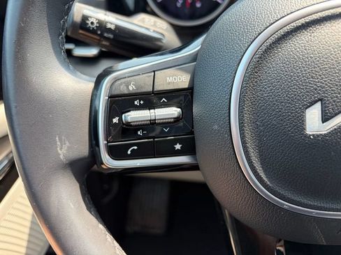 Used 2024 Kia Carnival EX FWD image 9
