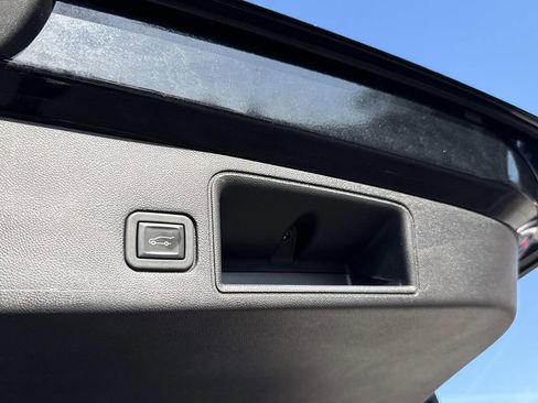 Used 2023 GMC Terrain SLT image 12