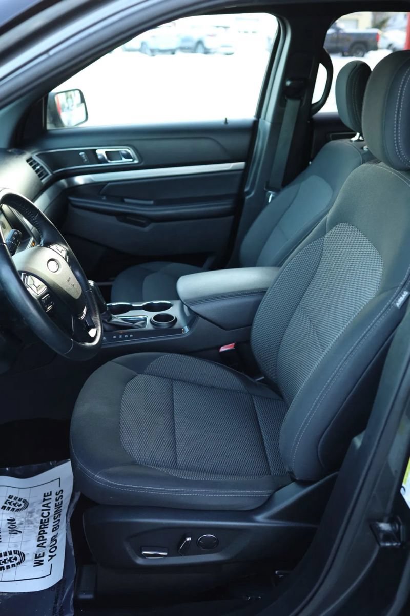Used 2018 Ford Explorer XLT w/ Equipment Group 201A FWD image 16