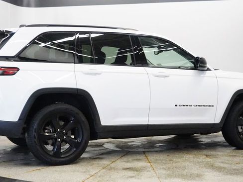 Certified 2023 Jeep Grand Cherokee Limited w/ Black Appearance Package image 6