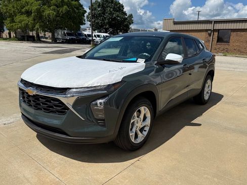 New 2026 Chevrolet Trax LS w/ LS Convenience Package FWD image 4