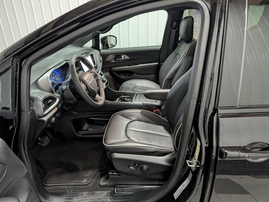 Used 2027 Chrysler Pacifica Limited FWD image 16