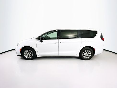 Used 2024 Chrysler Pacifica Touring-L image 4