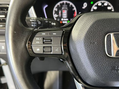 Used 2024 Honda Pilot Touring image 13