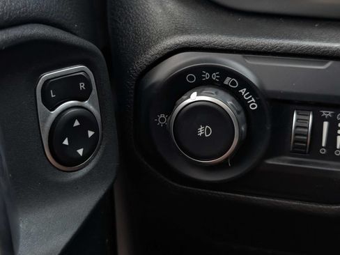 Used 2019 Jeep Wrangler Unlimited Sahara w/ Uconnect 4C Nav & Sound Group AWD/4WD image 25