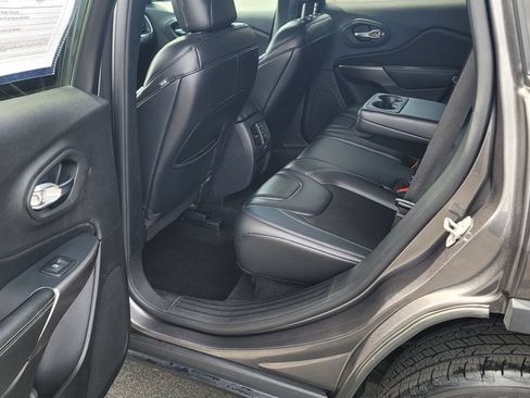 Used 2019 Jeep Cherokee Latitude Plus w/ Cold Weather Group AWD/4WD image 25