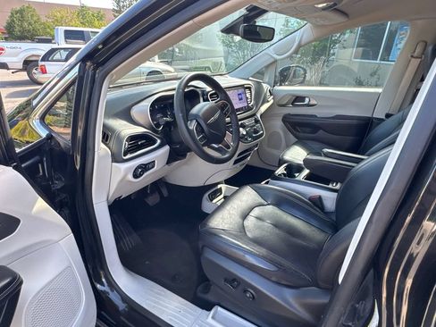 Used 2022 Chrysler Pacifica Touring-L w/ Uconnect Theater Family Group FWD image 27