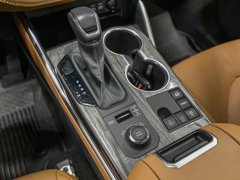 Used 2024 Toyota Highlander Platinum image 21