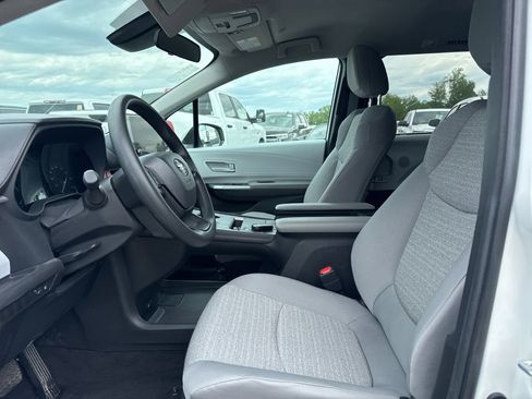 Used 2025 Toyota Sienna LE image 5