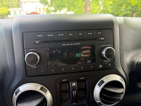 Used 2015 Jeep Wrangler Unlimited Sahara AWD/4WD image 24