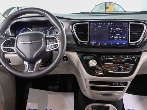Used 2023 Chrysler Pacifica Touring-L image 17