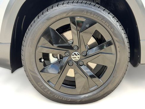 Certified 2025 Volkswagen Taos SE FWD image 10