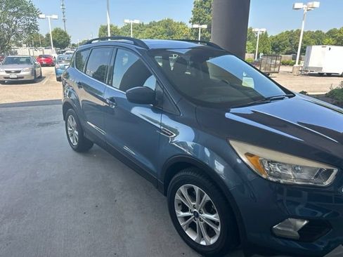 Used 2018 Ford Escape SE w/ SE Sync 3 Package AWD/4WD image 2
