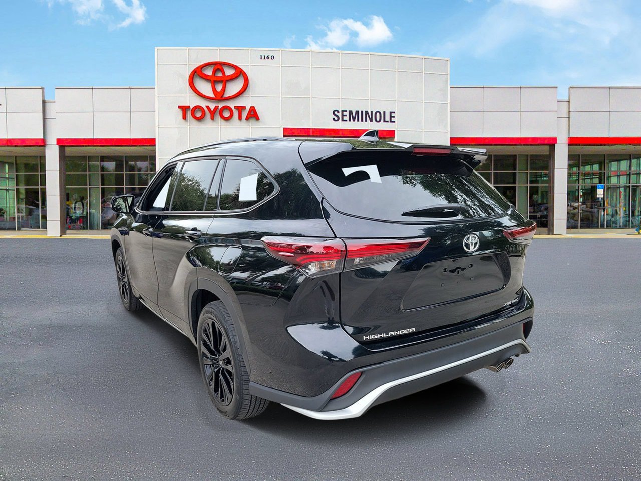 Used 2024 Toyota Highlander XSE AWD/4WD image 4