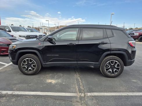 Used 2025 Jeep Compass Trailhawk image 7
