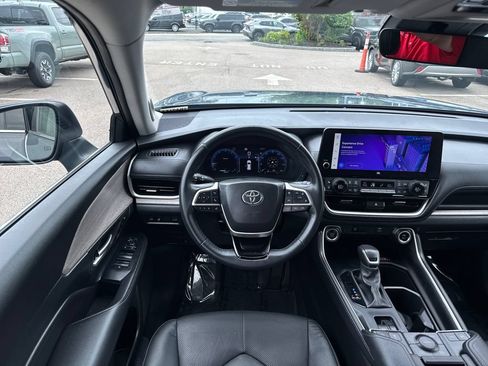 Used 2024 Toyota Grand Highlander AWD image 13