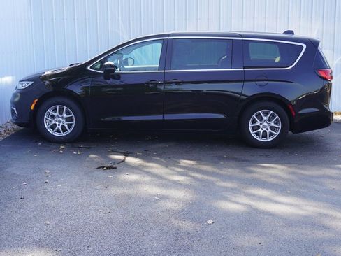 Used 2024 Chrysler Pacifica Touring-L image 3