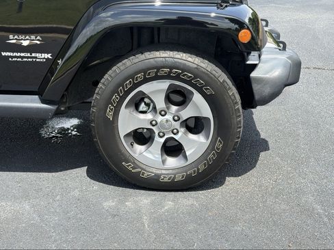 Used 2018 Jeep Wrangler Unlimited Sahara w/ Connectivity Group AWD/4WD image 18