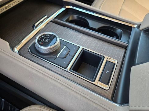 Used 2024 Ford Expedition Limited image 26