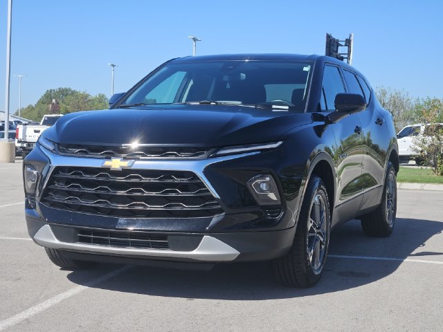 Used 2025 Chevrolet Blazer LT FWD image 3