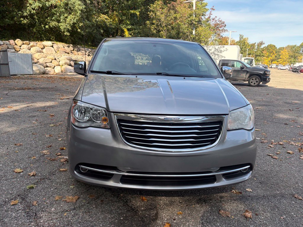 Used 2016 Chrysler Town & Country Touring-L w/ Driver Convenience Group FWD image 8