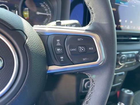 Used 2025 Jeep Wrangler Unlimited Sahara AWD/4WD image 16