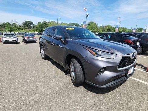 Used 2021 Toyota Highlander LE AWD/4WD image 3