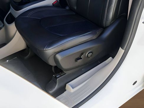 Used 2022 Chrysler Pacifica Touring-L AWD/4WD image 11