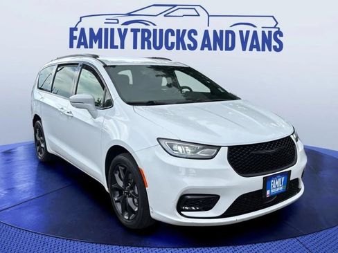 Used 2022 Chrysler Pacifica Touring-L w/ Uconnect Theater Family Group AWD/4WD image 6