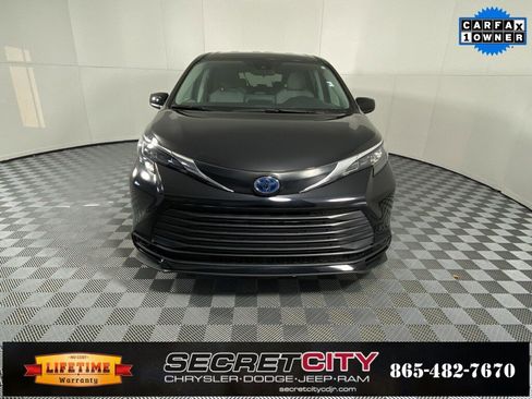 Used 2024 Toyota Sienna LE image 2