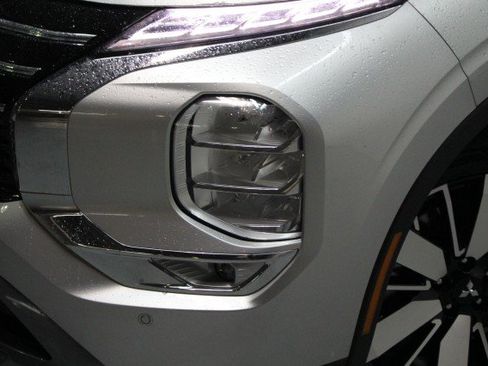 New 2025 Mitsubishi Outlander SE image 2