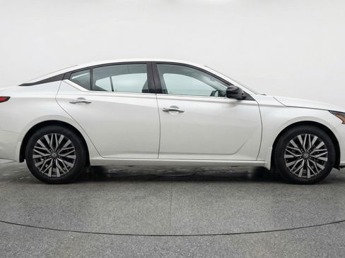 Used 2025 Nissan Altima 2.5 SV image 11