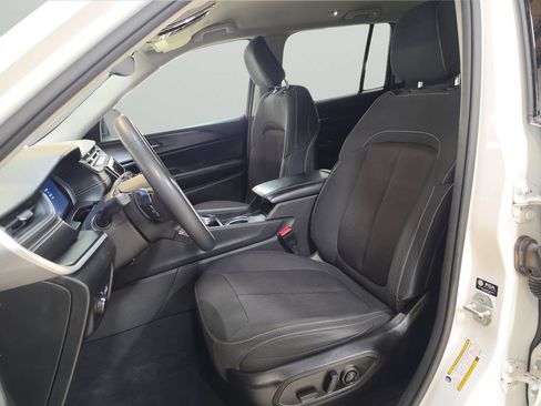 Used 2024 Jeep Grand Cherokee Laredo AWD/4WD image 9