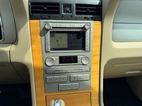 Used 2010 Lincoln Navigator 4WD image 23