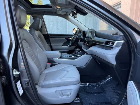 Used 2021 Toyota Highlander XLE image 20