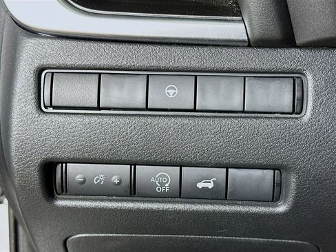 Used 2025 Nissan Rogue SV image 17