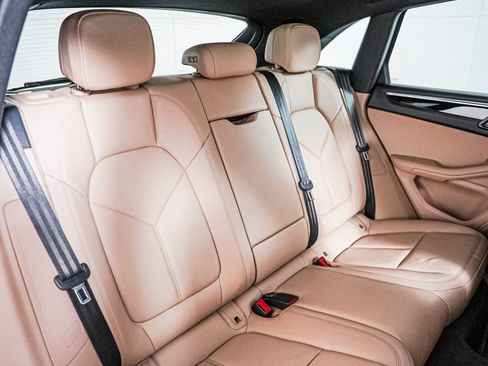 Certified 2026 Porsche Macan AWD/4WD image 6