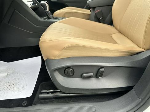 Used 2023 Volkswagen Tiguan SE w/ Panoramic Sunroof Package FWD image 16