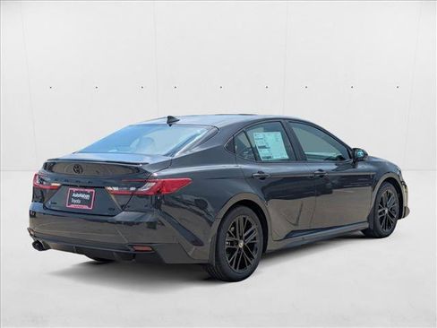 Used 2025 Toyota Camry SE image 2