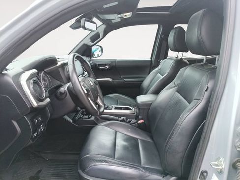 Used 2021 Toyota Tacoma Limited AWD/4WD image 9