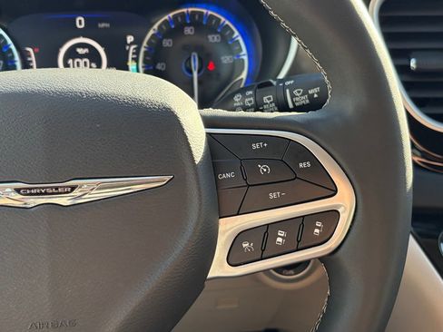 Used 2024 Chrysler Pacifica Touring-L image 13