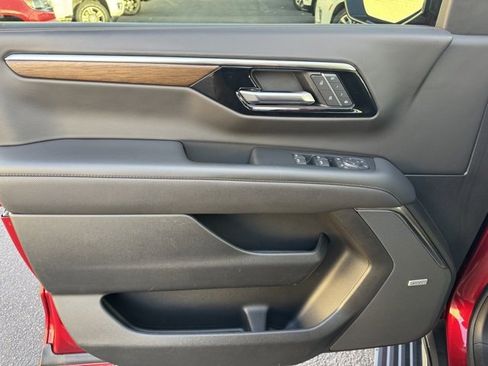 Used 2025 Chevrolet Suburban High Country image 16