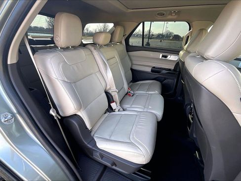 Used 2020 Ford Explorer Platinum w/ Premium Technology Package image 17