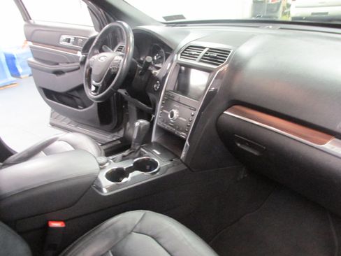 Used 2019 Ford Explorer Limited w/ Class III Trailer Tow Package image 30