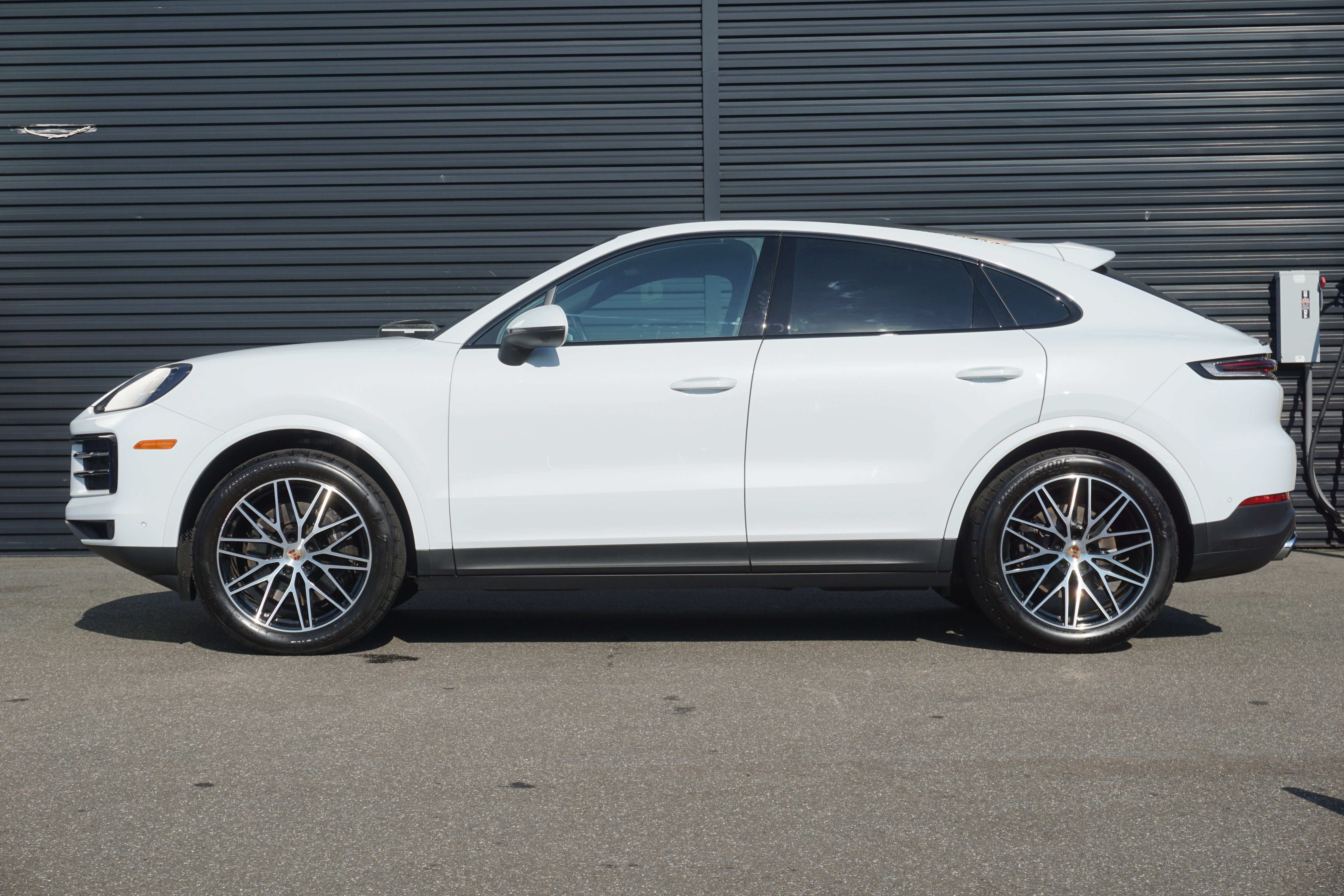Certified 2025 Porsche Cayenne Coupe AWD/4WD image 2
