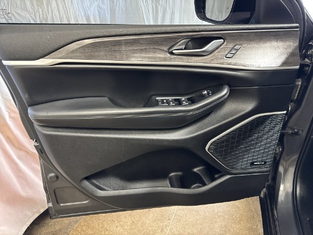 Used 2023 Jeep Grand Cherokee 4WD 4xe image 23