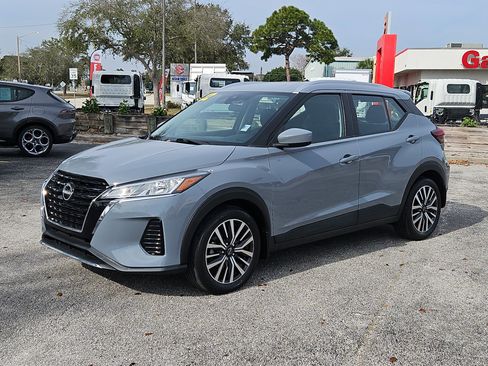 Used 2022 Nissan Kicks SV image 2